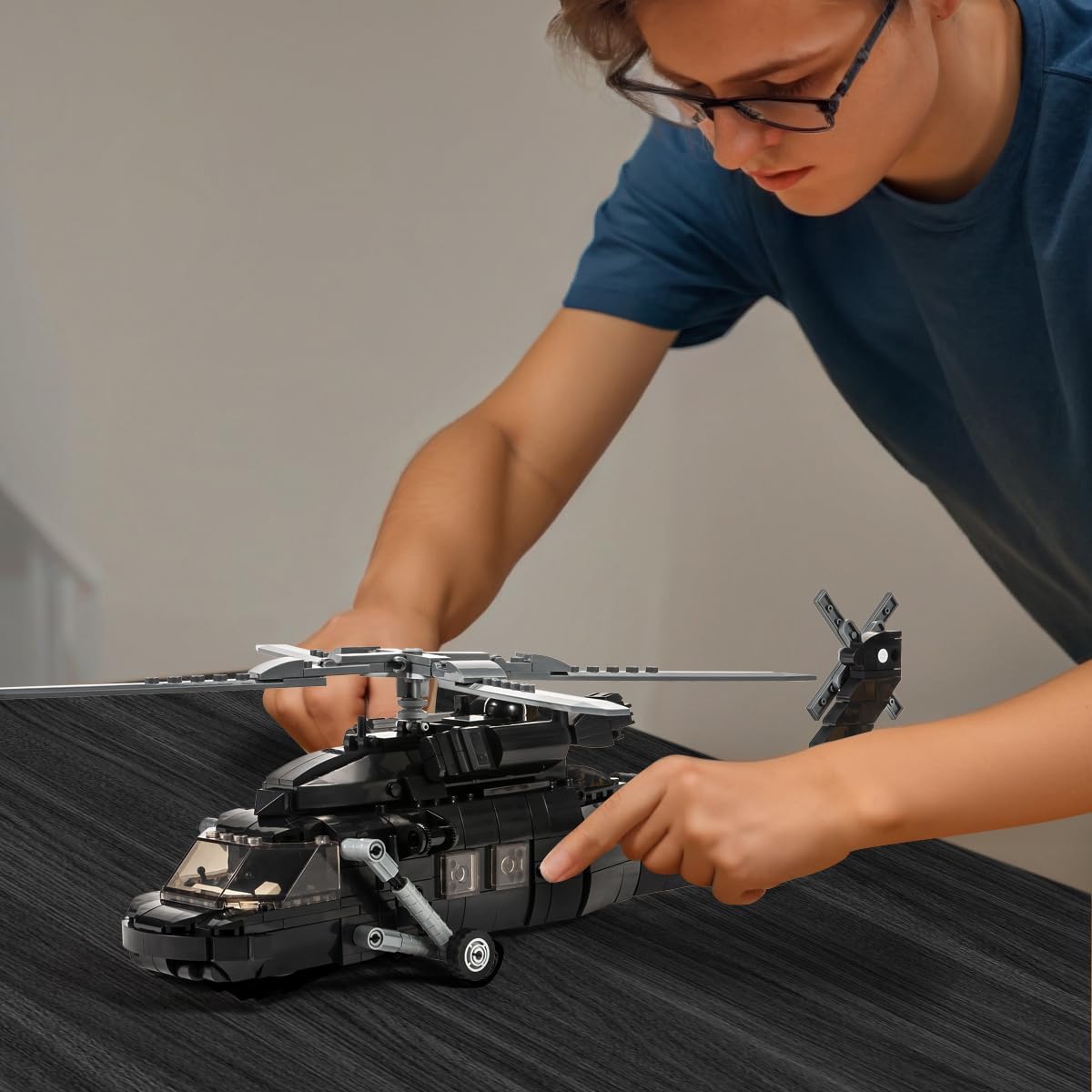 DAHONPA UH-60 Black Hawk Helicopter Building Bricks Set, 700 Pieces Toy for Kids and Adults Z4406